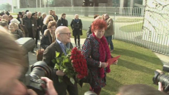 Blumen für Merkel: Promis unterstützen ihre Politik